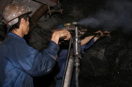 Sập lò than, vùi lấp 2 công nhân