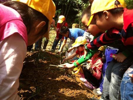 Cuối tuần, bé thích thú học làm vườn