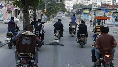 Nghi phạm gián điệp Israel bị kéo xác trên đường