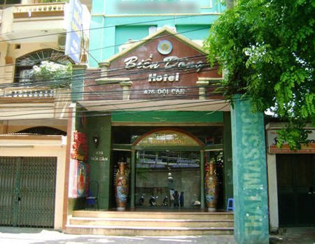 Tiếp viên khách sạn dùng tay kích dục cho khách