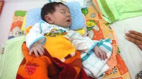 Gia đình khó khăn xin về, bác sĩ “năn nỉ” ở lại