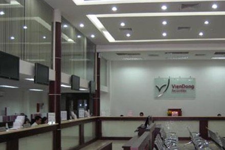 Công ty chứng khoán oằn mình tồn tại