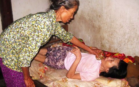 Xót xa chị bệnh tật nuôi em liệt giường