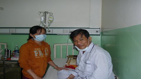Vác bụng bầu đi khắp nơi nhờ cứu thầy ung thư