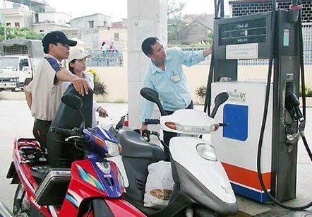 Xăng dầu tăng giá nhờ sửa phí kinh doanh