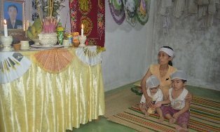 Tang thương cảnh chồng chết, vợ bệnh tim, con thơ èo uột