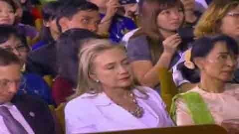 Hillary ngủ gật khi Obama phát biểu