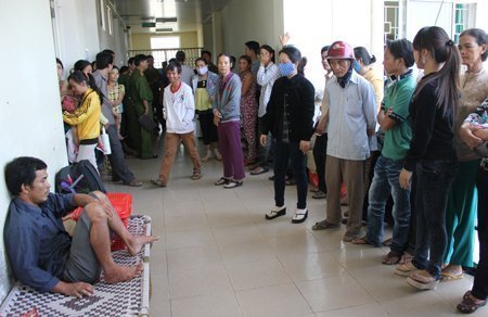 Người nhà lại vật vã vì trẻ sơ sinh nguy kịch