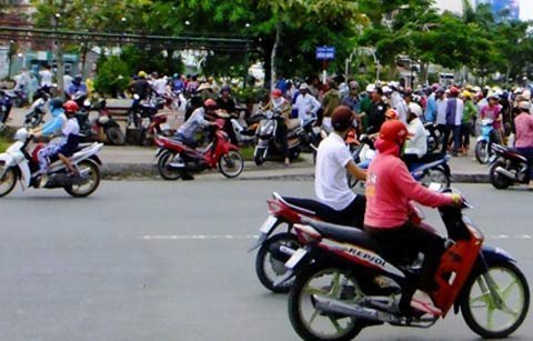 Bắt tên cướp có súng trước cổng ngân hàng