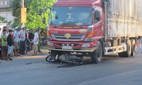 Xe tải cuốn một phụ nữ xuống gầm