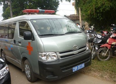 Xe cứu thương hú còi đi... đám cưới