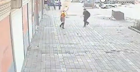 Chồng đốt vợ giữa phố