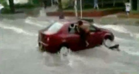 Người phụ nữ trên ô tô bị lũ cuốn