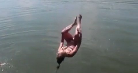 Màn nhảy xuống nước bằng... bụng