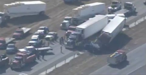 Tai nạn kinh hoàng của hàng trăm xe tải