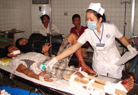 Tai nạn, tài xế bị hất văng, 20 người bị thương