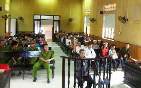 Giết ông hàng xóm vì bị ngăn đánh vợ