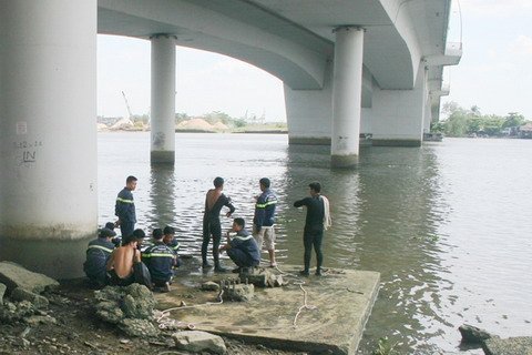 Say rượu rơi xuống sông, một người mất tích