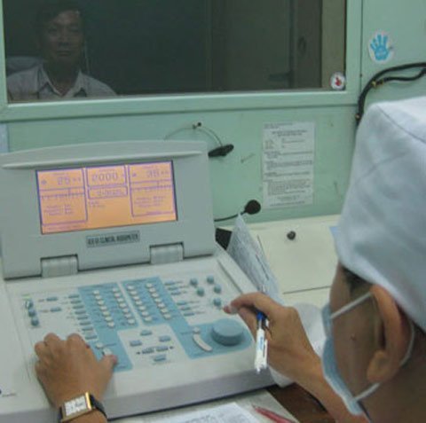 Điếc do… suy thoái kinh tế