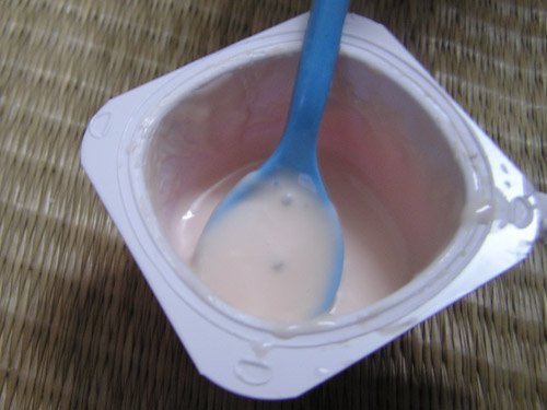Sữa chua Petit nhập khẩu có “vật thể lạ”