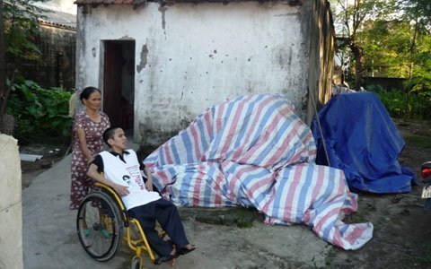 Thắt lòng mẹ nghèo 10 năm đẩy xe lăn đưa con đến trường
