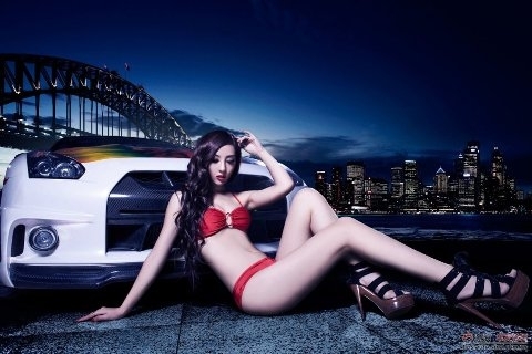 Bikini đỏ rực đốt cháy xế đua