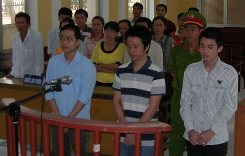 Ông chủ quán bún đưa 2 trẻ em vào nhà nghỉ