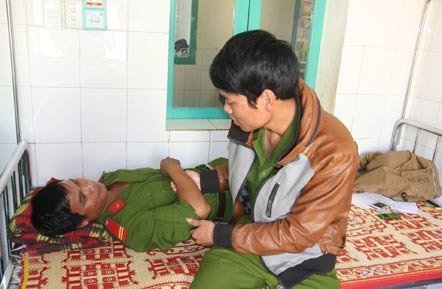 Công an bị côn đồ đánh hội đồng đến nhập viện