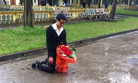Ôm hoa quỳ giữa mưa lạnh xin lỗi bạn gái
