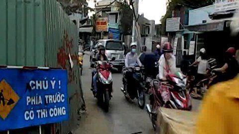 Khốn khổ vì ùn tắc do lô cốt “chiếm” đường