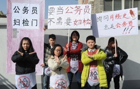 Thi công chức phải...khám phụ khoa