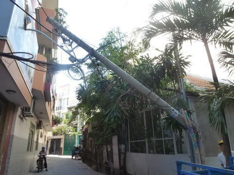 TP.HCM: Xe đầu kéo lôi gãy hàng loạt trụ điện