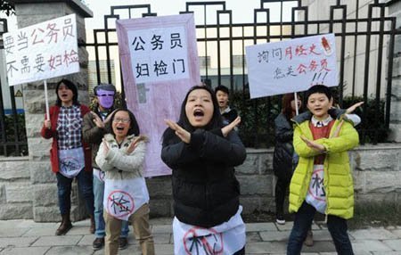 Biểu tình thi công chức phải khám phụ khoa ở TQ