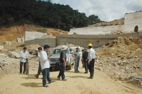 Đình chỉ thi công thủy điện bị xe ben húc sập