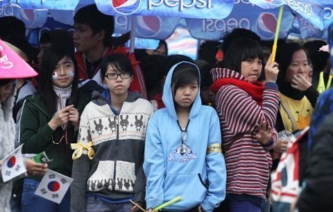 Hàng nghìn fan K - POP đổ về sân Mỹ Đình dưới mưa rét