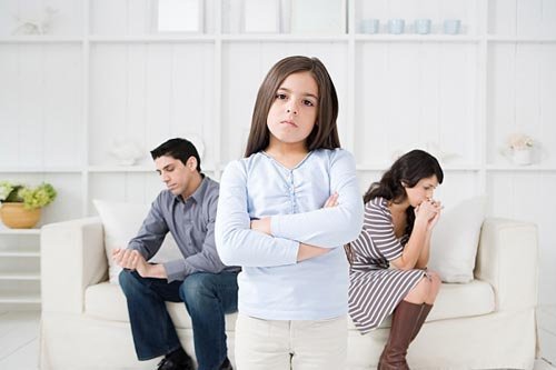 Không cho mẹ gặp con, gia đình chồng phạm tội gì?