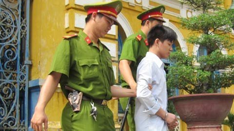 Đi giữ em, bé gái 12 tuổi bị “dụ tình”