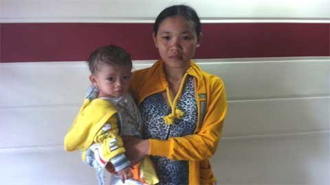 Cha bỏ rơi, mẹ cùng đường cứu con