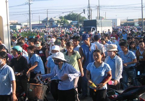 Nợ lương, tăng giá: Công nhân đói lòng