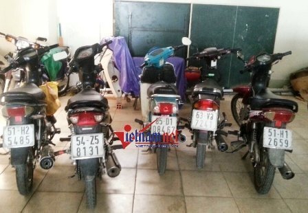 Dàn cảnh đụng xe, ngang nhiên móc túi trên phố SG