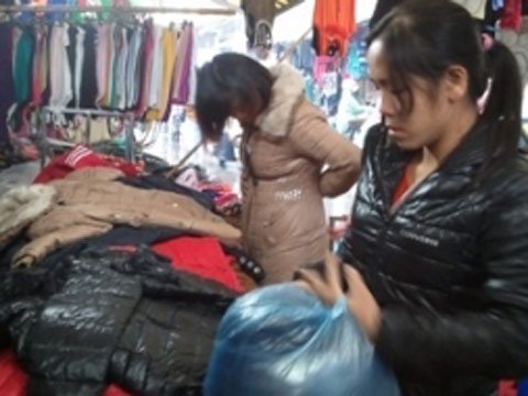 Sức mua lớn, áo phao “cháy hàng” vì trời lạnh