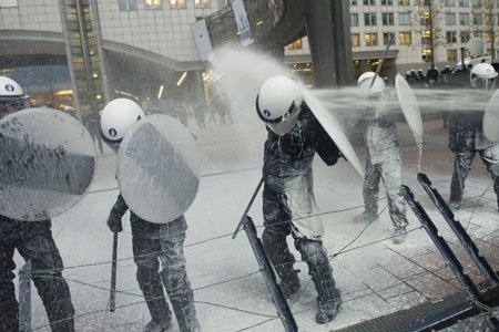 Hình ảnh ấn tượng trong tuần: Cảnh sát 