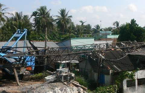 Cần cẩu đổ sập vào 3 căn nhà