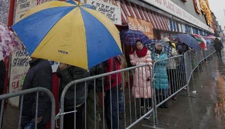 Xếp hàng dài nhận gà tây miễn phí