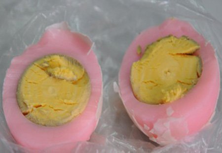 Giật mình, trứng có màu lạ!