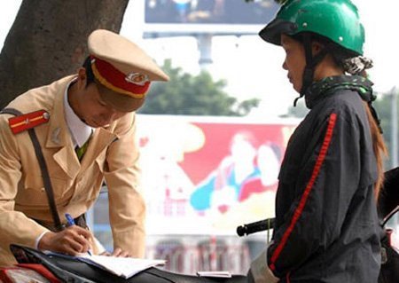 Công an xin lỗi dân vì phạt xe không chính chủ