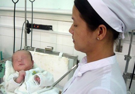 Cha dượng hiếp dâm bé 12 tuổi đến mang thai