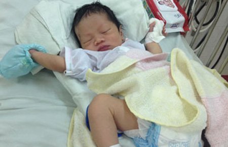 Cắn đứt ngón tay con mới sinh vì mê tín