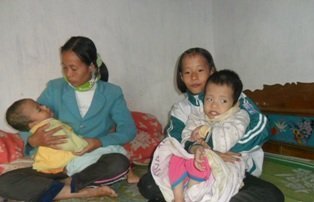 Cha mẹ nghèo nuôi con gái bị tim bẩm sinh, 2 con trai bại não