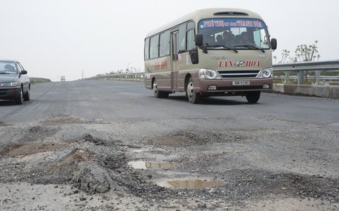 Lún nứt cao tốc Cầu Giẽ - Ninh Bình do 'chạy tiến độ'